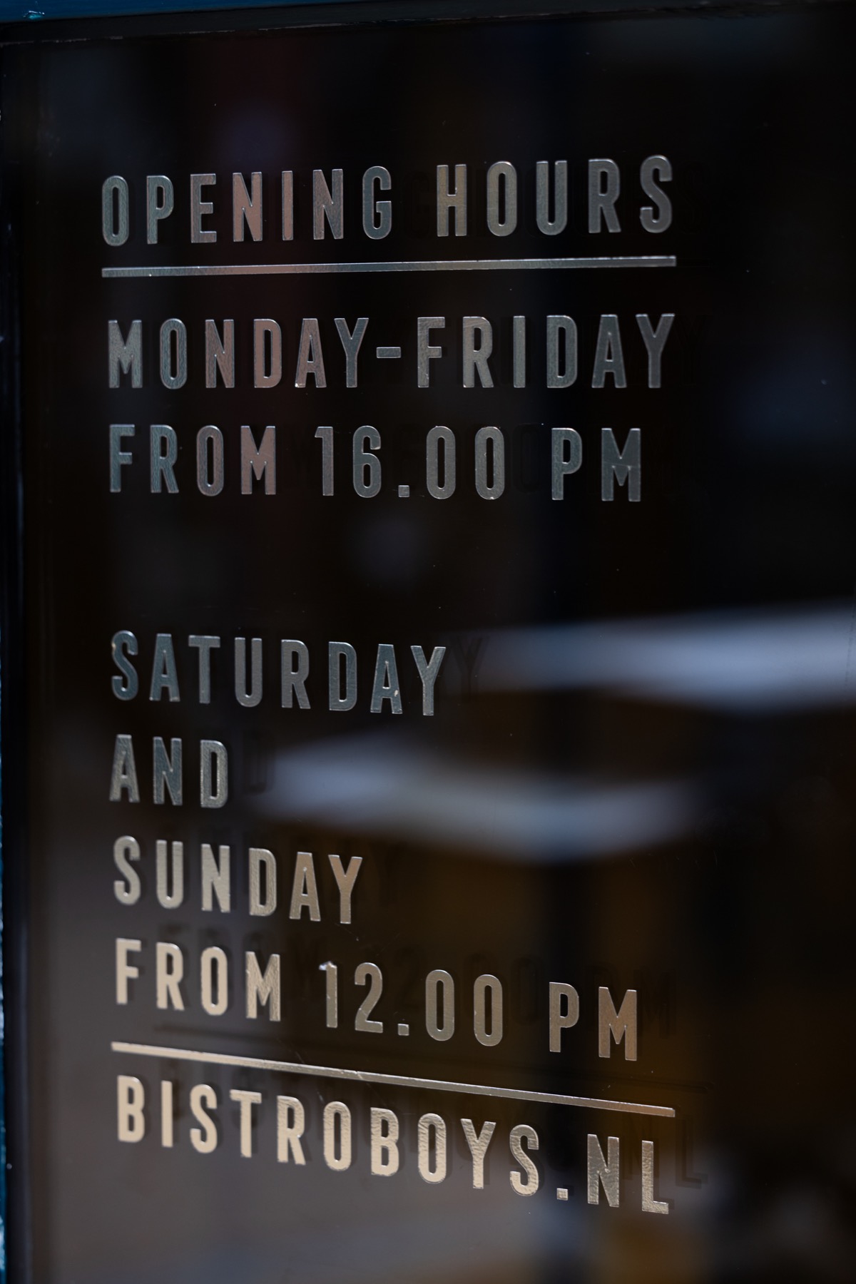 Openingstijden op het raam