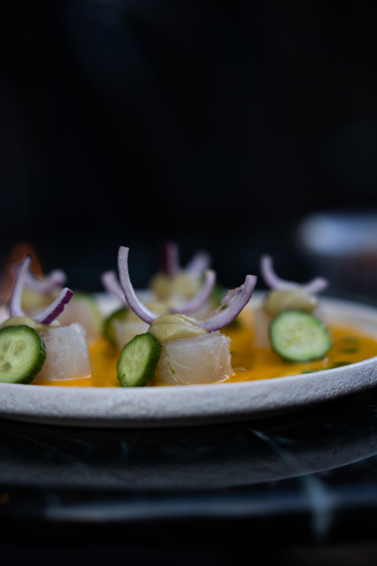 Schelvis met komkommer, mango en rode ui