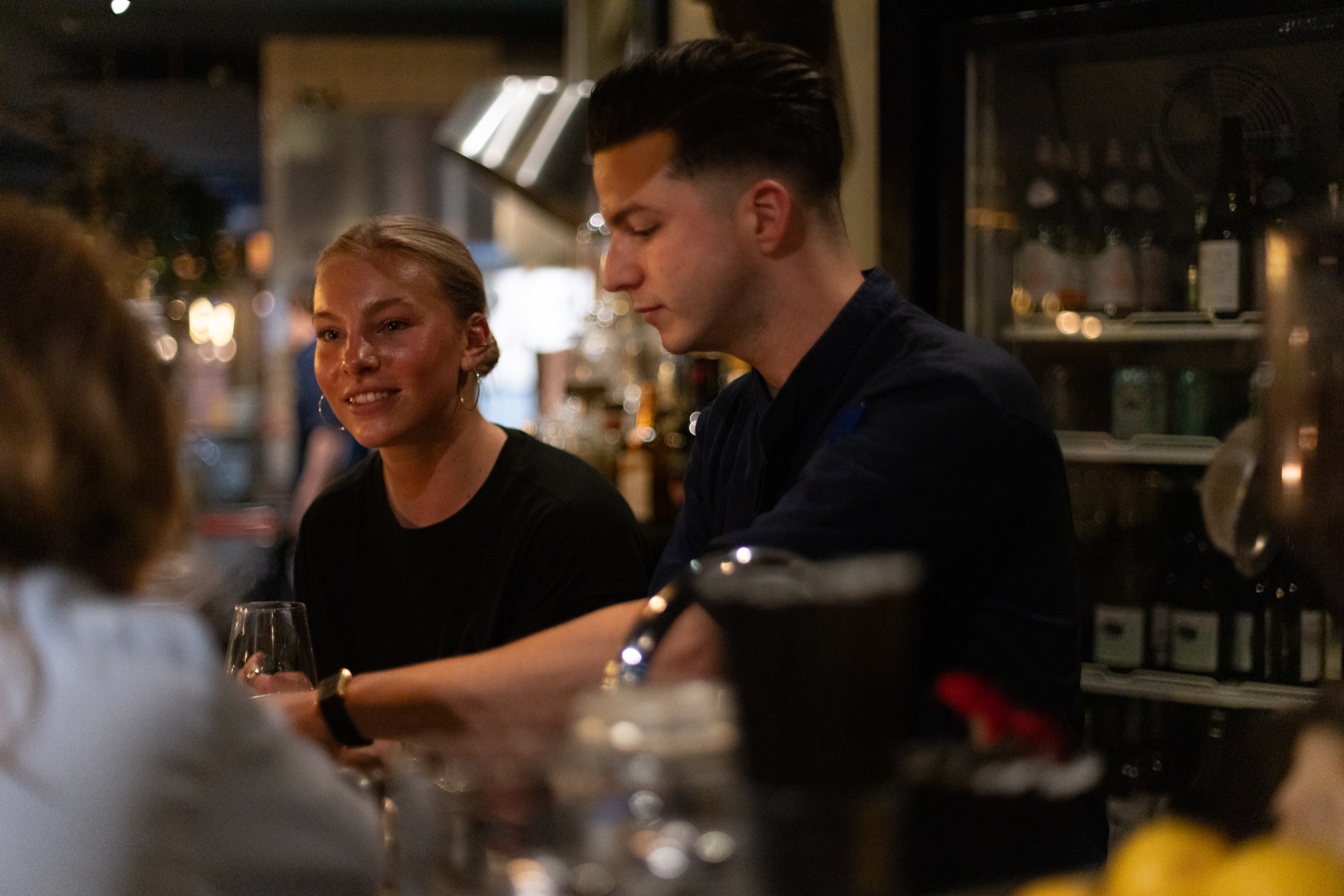 Twee gasten aan de bar